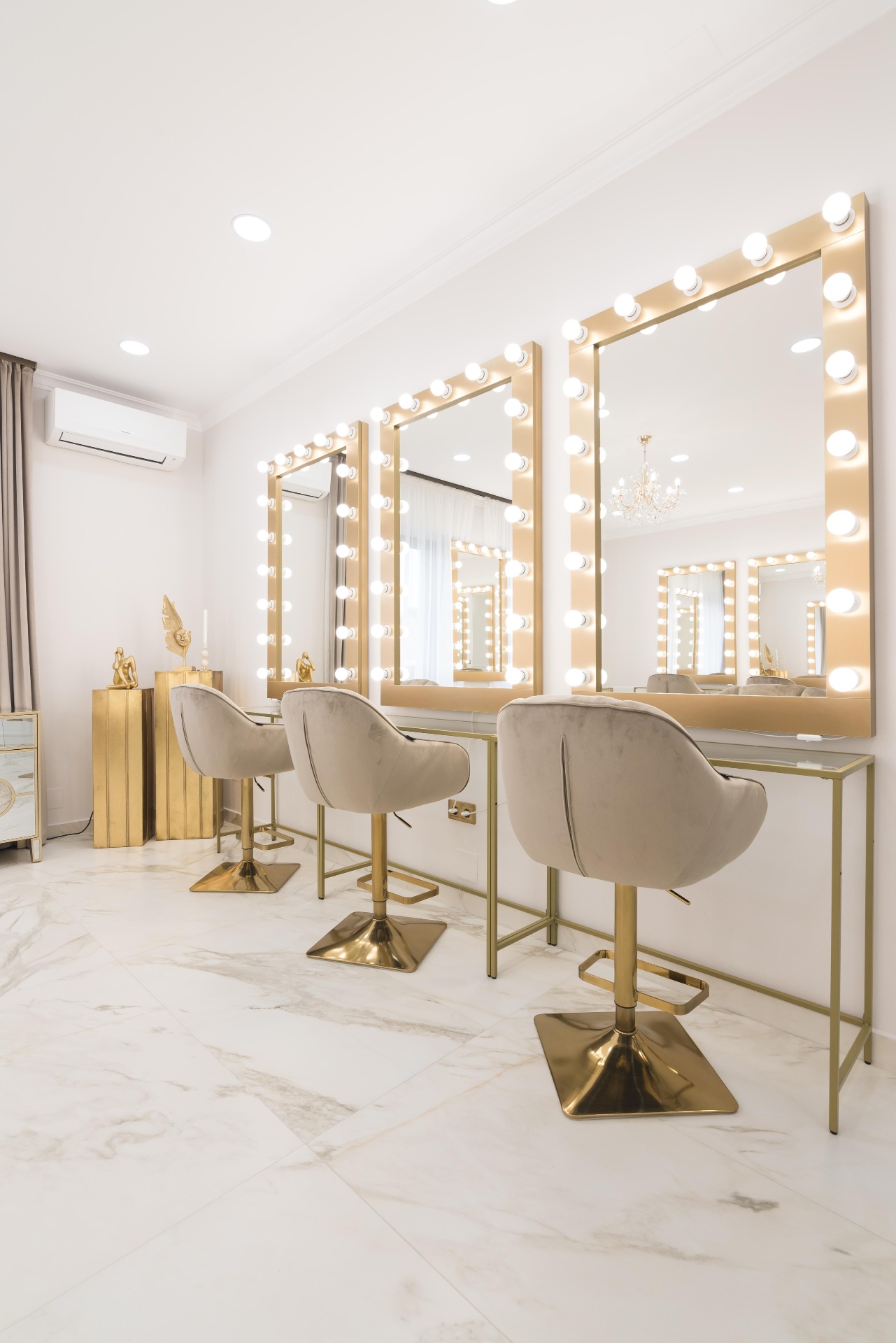 Posturi de make-up cu oglinzi Hollywood