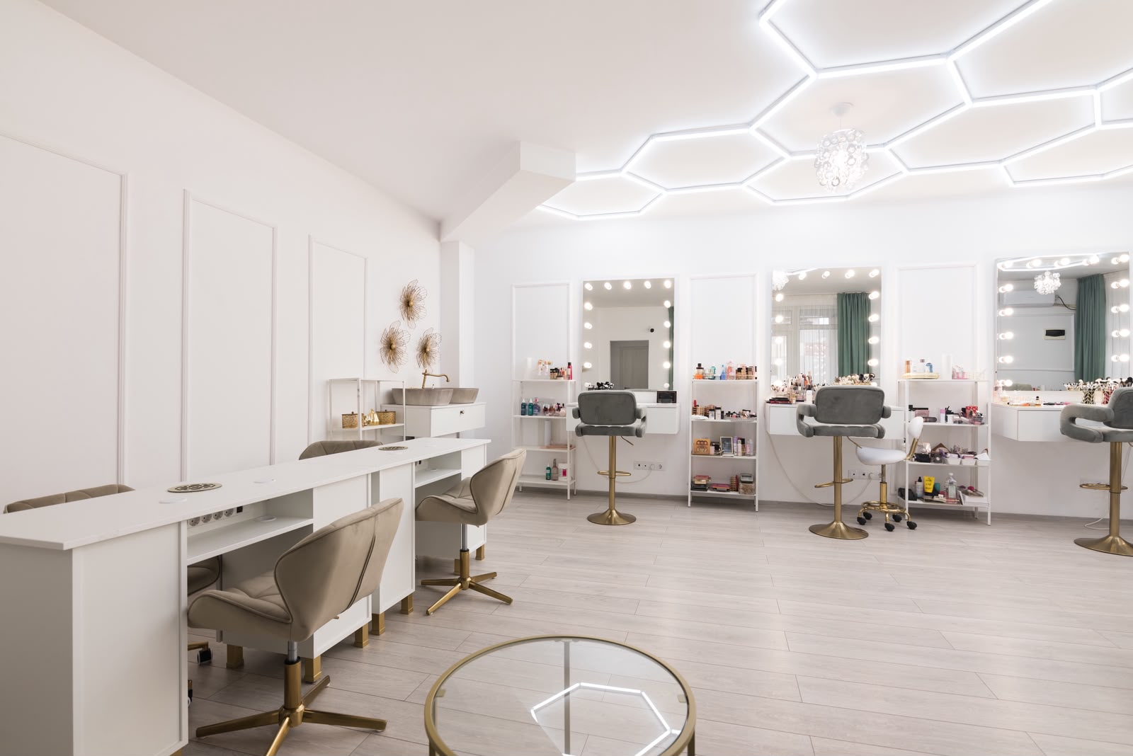 Mese de manichiură și zona de make-up