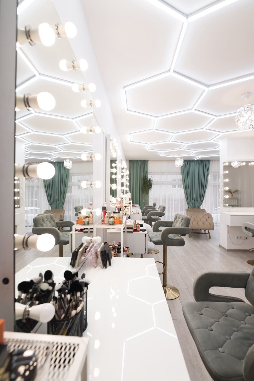 Tavan hexagonal iluminat — zona de make-up